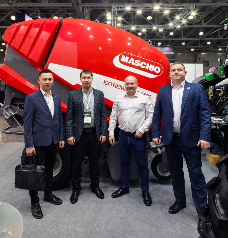 Команда АВАНТ у техники Maschio Gaspardo на выставке